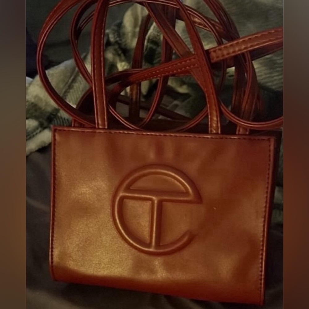 ✨S O L D OUT✨
🍒 Burgundy Telfar shopping bag 🍒